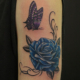 青色の薔薇と紫色の蝶のタトゥー