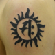 太陽のトライバルと梵字のタトゥー