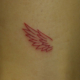 赤い翼のタトゥー