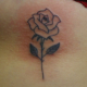 脇腹への薔薇のタトゥー