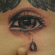 涙を流す目のタトゥー