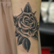 薔薇の花のカバーアップのタトゥー