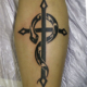 蛇と十字架のトライバルのタトゥー