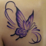透けるような紫の蝶のタトゥー