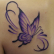 透けるような紫の蝶のタトゥー