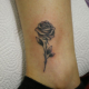 ブラック＆グレーの小さな薔薇のタトゥー