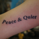 ブロック体の「Peace & Quiet」のタトゥー