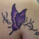 紫の蝶と飾りのタトゥー