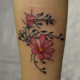 傷跡への花のカバーアップのタトゥー