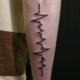 前腕への心電図のタトゥー