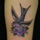 ツバメと紫色の薔薇のタトゥー