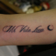 「Mi Vida Loca」の文字と月のタトゥー