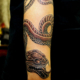 前腕への蛇のタトゥー