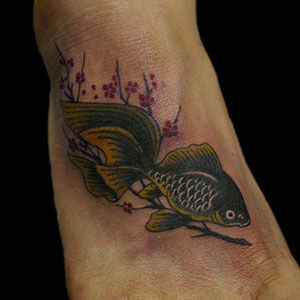 足の甲への金魚と梅のタトゥー