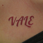 赤い文字「VALE」のタトゥー