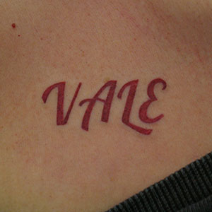 赤い文字「VALE」のタトゥー