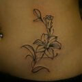 ラインワークの百合のタトゥー