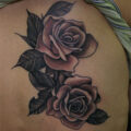 背中への薔薇のカバーアップのタトゥー