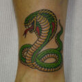 緑色のコブラのタトゥー