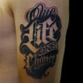 「One Life One Chance」のスクリプトのタトゥー