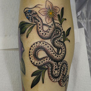 蛇と花のタトゥー