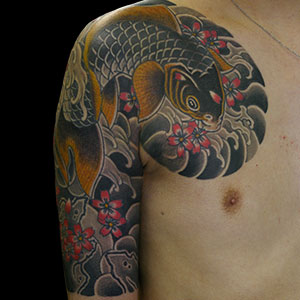 鯉と桜と額のタトゥー