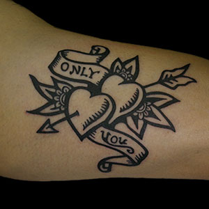 矢が刺さったハートのタトゥー