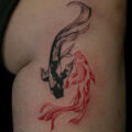 黒と赤の金魚のタトゥー