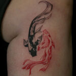 黒と赤の金魚のタトゥー