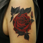 深紅の薔薇のカバーアップのタトゥー