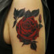 深紅の薔薇のカバーアップのタトゥー