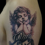 頬杖をつく天使のタトゥー