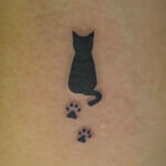 猫のシルエットと足跡のタトゥー