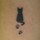 猫のシルエットと足跡のタトゥー