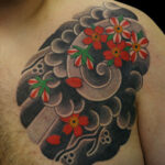 胸への桜と額のタトゥー