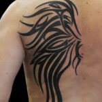 背中への翼のようなトライバルのタトゥー