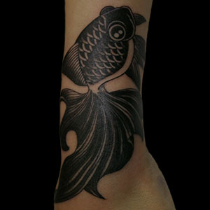 黒い金魚のカバーアップタトゥー