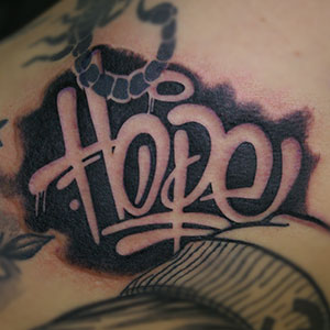 抜き文字「Hope」のタトゥー