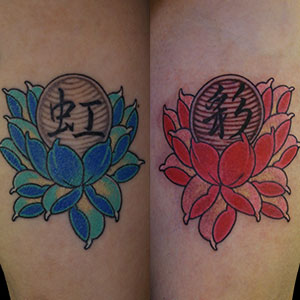 水色とピンク色の蓮のタトゥー