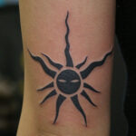 太陽の塔の黒い太陽のタトゥー